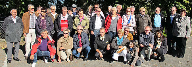 Auf dem Bild sehen wir unsere Rentner-Gruppe bei einem Ausflug.