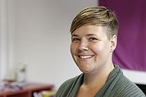 Mitarbeiterin-Janine-Holzer Auf dem Bild sehen wir Mitarbeiterin Janine Holzer.