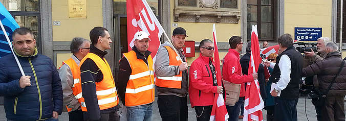 Auf dem Bild sehen wir unsere Mitarbeiter bei einer Aktion auf dem Bahnhof in Domodossola.